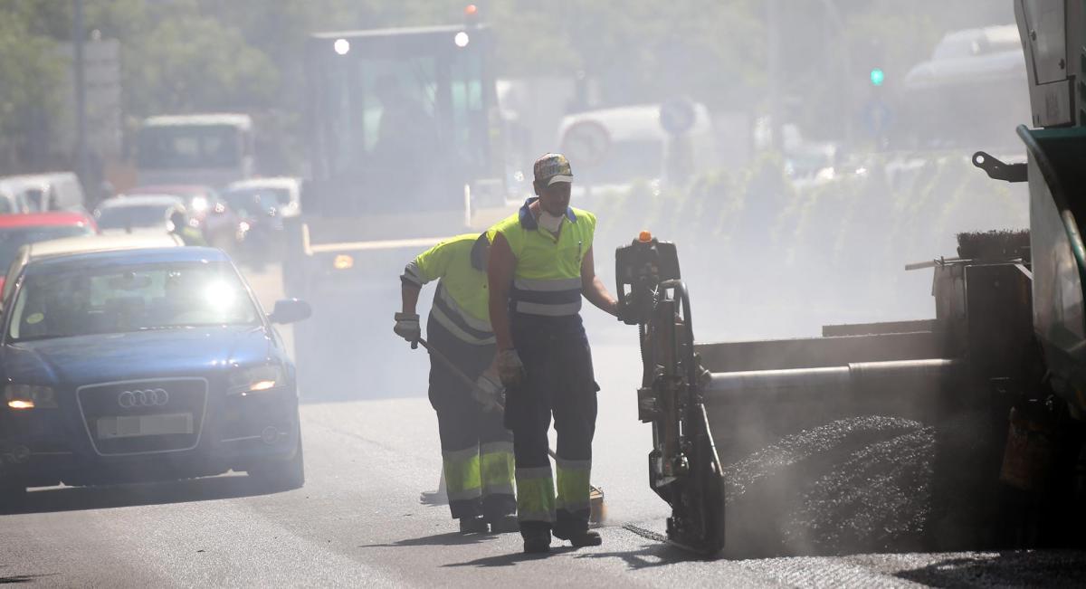 Obreros asfaltando el pasado mes de mayo en Madrid