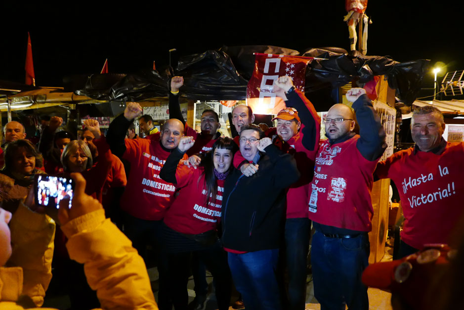 Los trabajadores de Coca Cola entran a trabajar en la fbrica tras ms de un ao de lucha