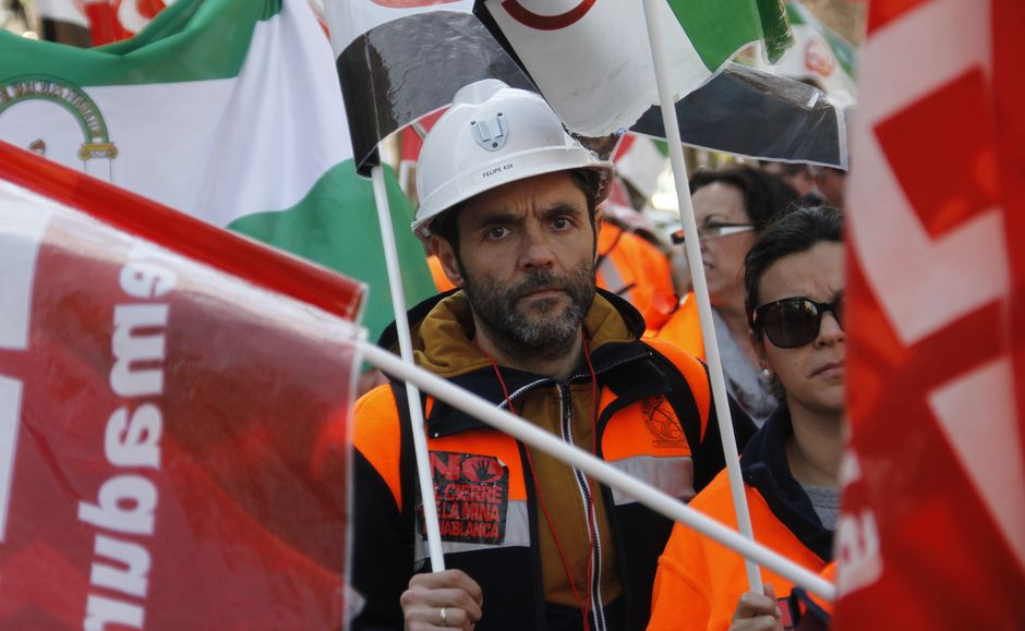 Manifestacion de mineros de Aguas Blancas frente al Ministerio de Industria en Madrid