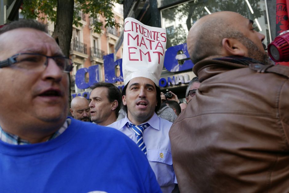 Concentracin en defensa de la EMT frente a la sede del PP en Madrid