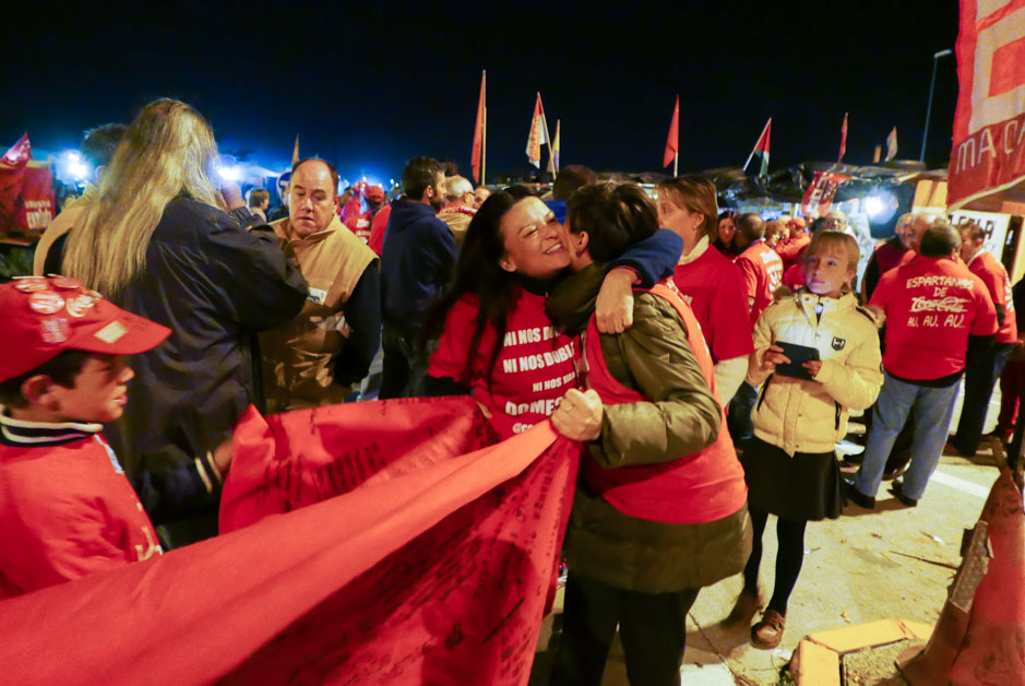 Los trabajadores de Coca Cola entran a trabajar en la fbrica tras ms de un ao de lucha