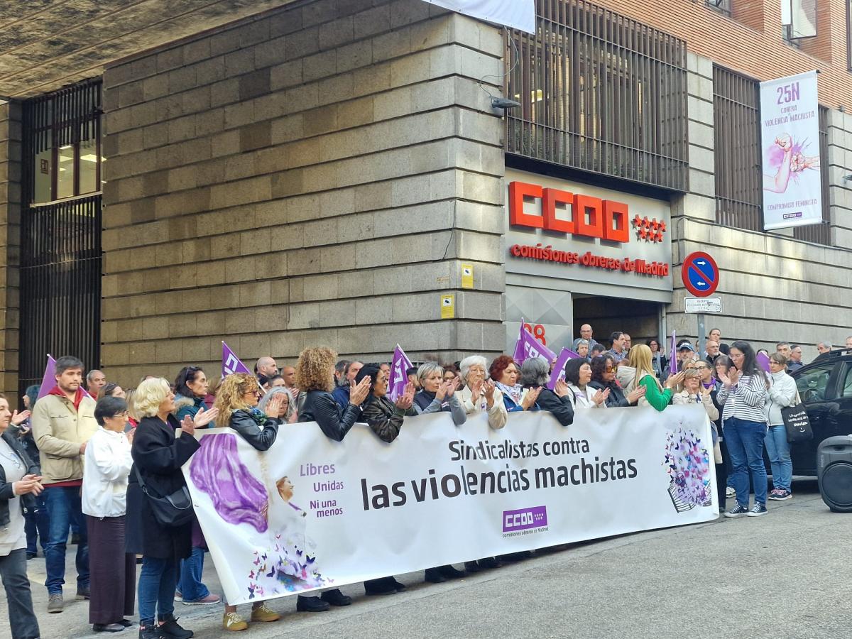 Concentración contra la violencia machista frente a la sede de CCOO Madrid