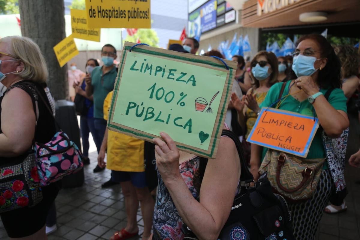 Protesta contra la privatizacin de la limpieza del Gregorio Maran