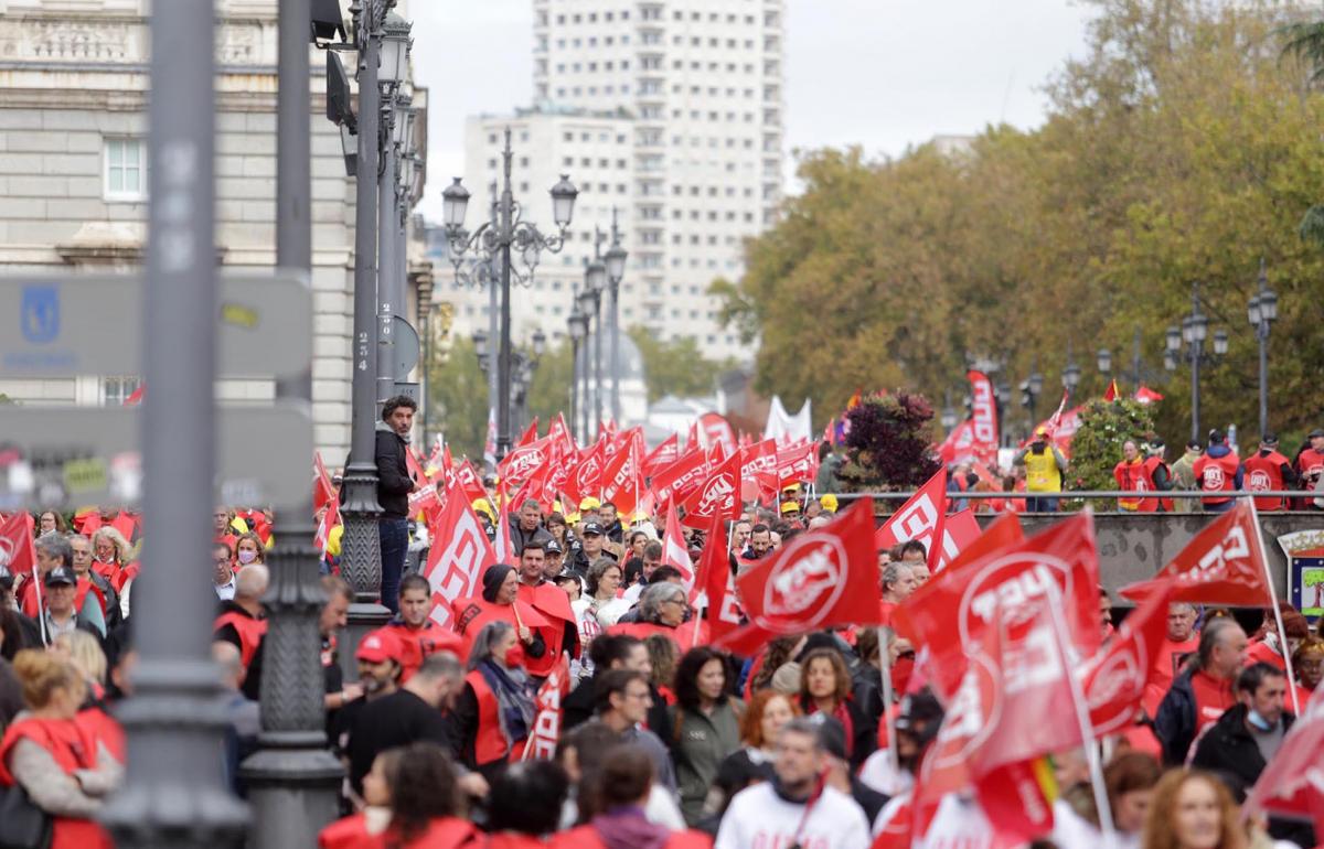 Imagen de la manifestación a su paso por la calle Bailén de Madrid