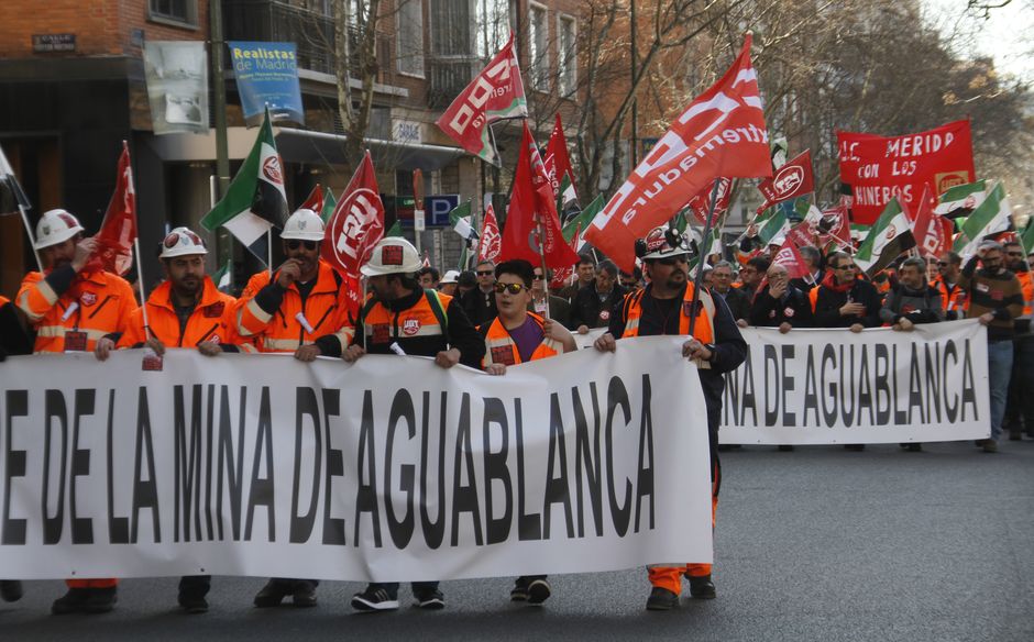 Manifestacion de mineros de Aguas Blancas frente al Ministerio de Industria en Madrid