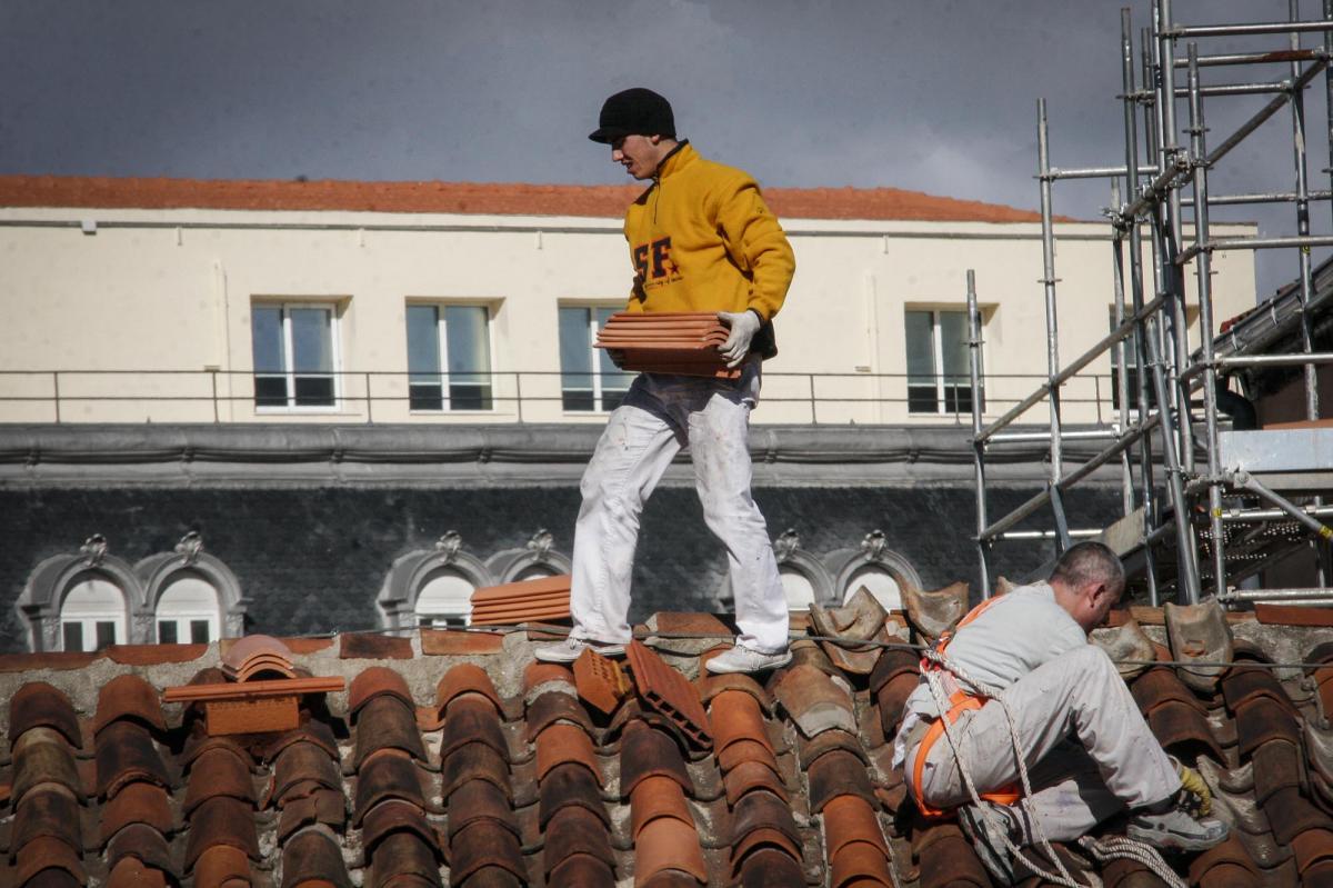 Trabajadores en un tejado en Madrid