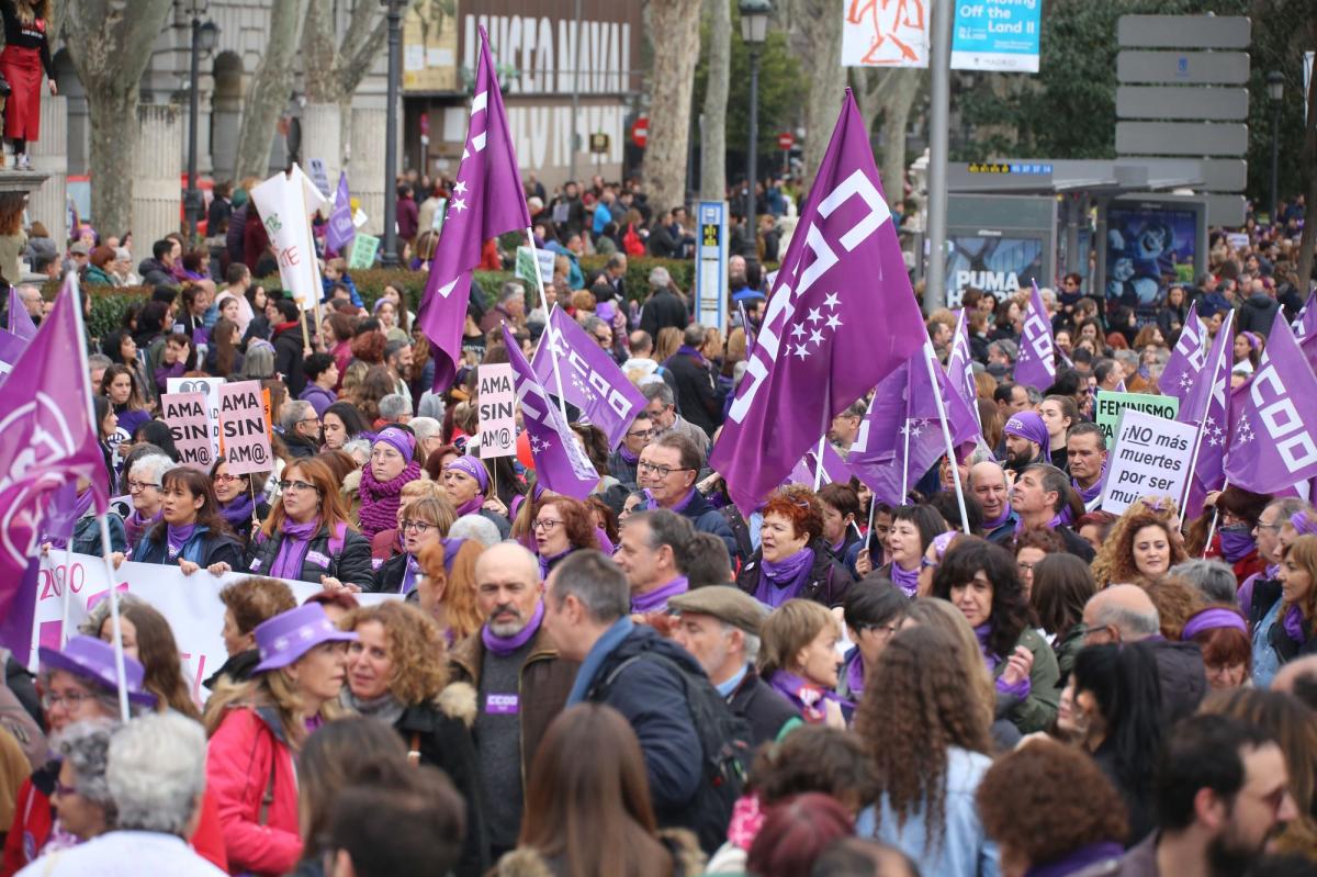 Una marea violeta inunda las calles de Madrid