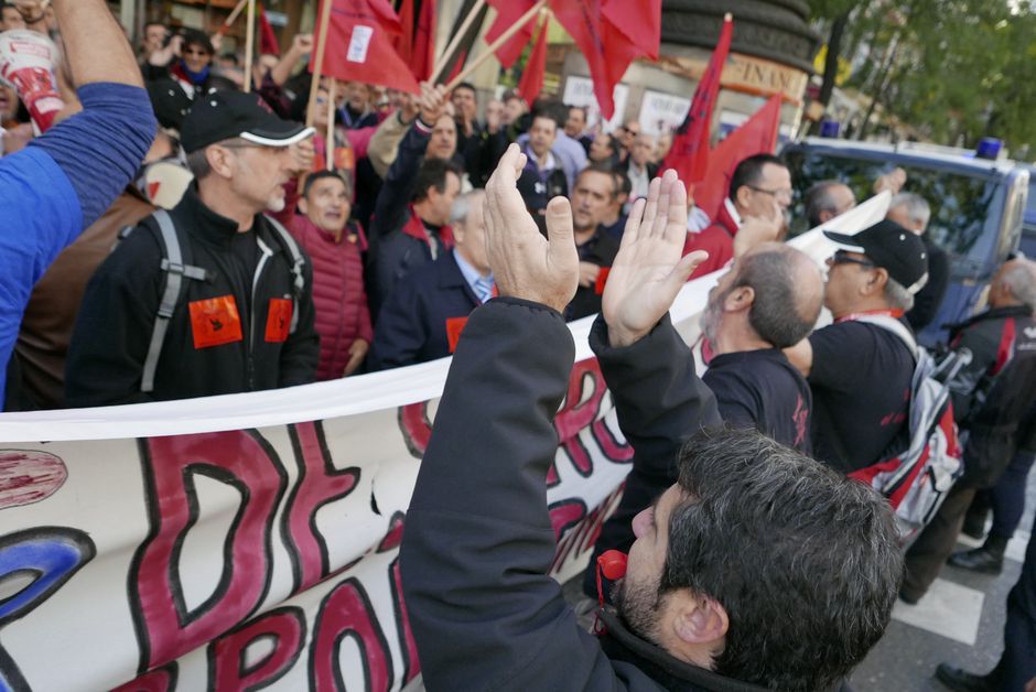 Concentracin en defensa de la EMT frente a la sede del PP en Madrid