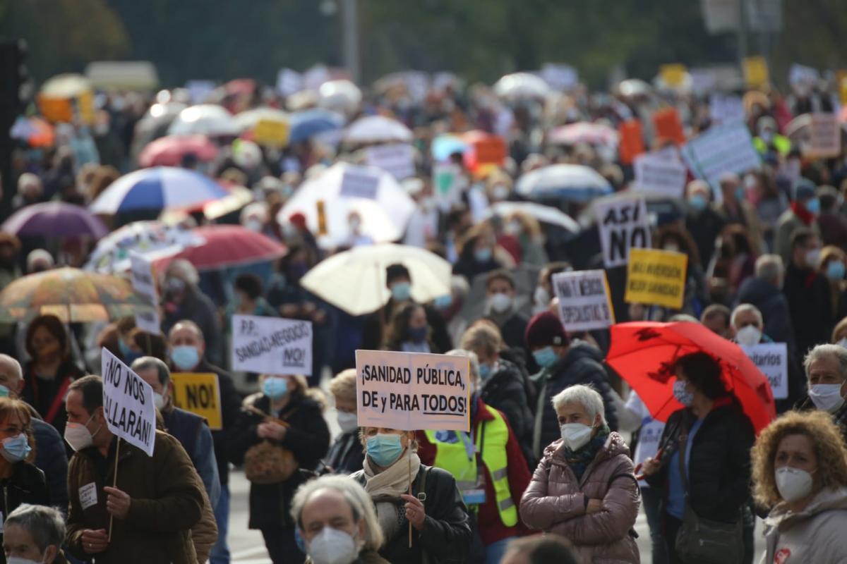 Una contundente Marea Blanca rechaza la gestin sanitaria del Gobierno de Ayuso