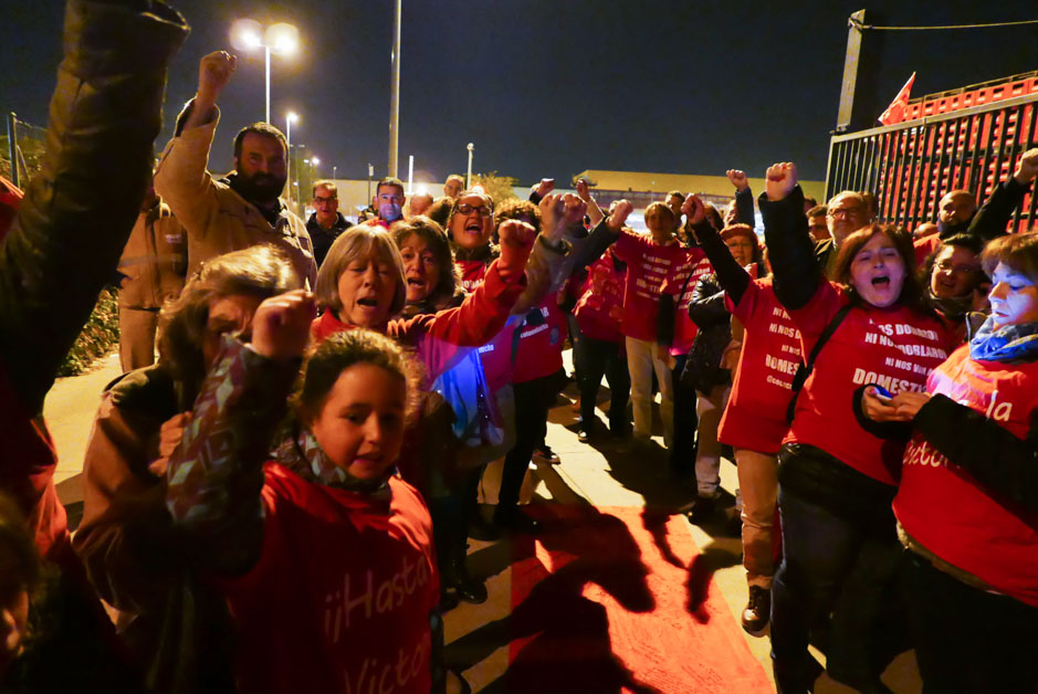 Los trabajadores de Coca Cola entran a trabajar en la fbrica tras ms de un ao de lucha