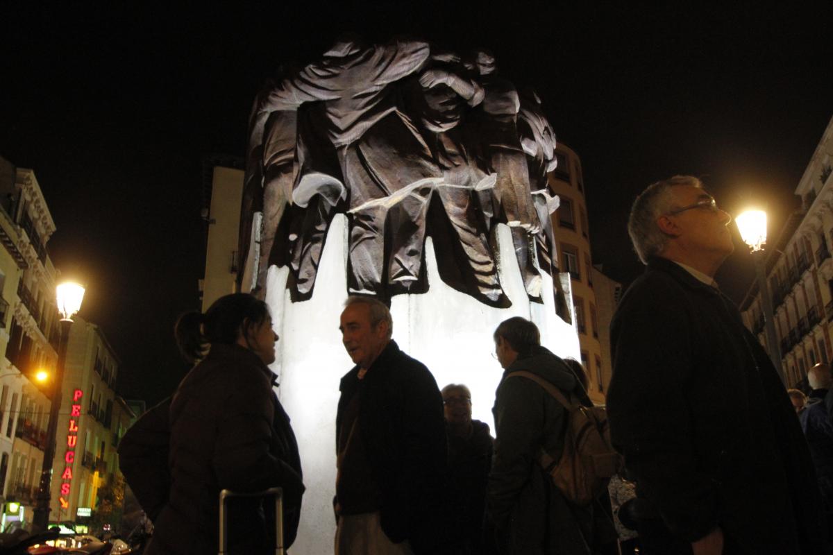 Escultura "El Abrazo", en la plaza de Antn Martn de Madrid