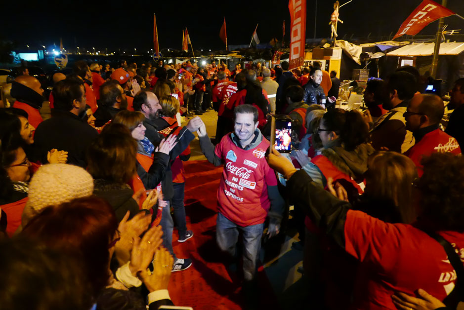 Los trabajadores de Coca Cola entran a trabajar en la fbrica tras ms de un ao de lucha