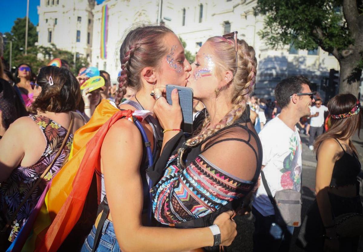Dos mujeres se besan en una manifestación del Orgullo en Madrid
