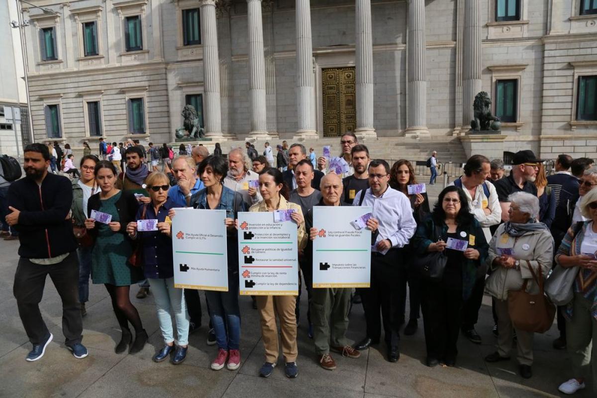 Acto frente al Congreso de los Diputados exigiendo acabar con la desigualdad obscena, en el Da Internacional por la erradicacin de la Pobreza