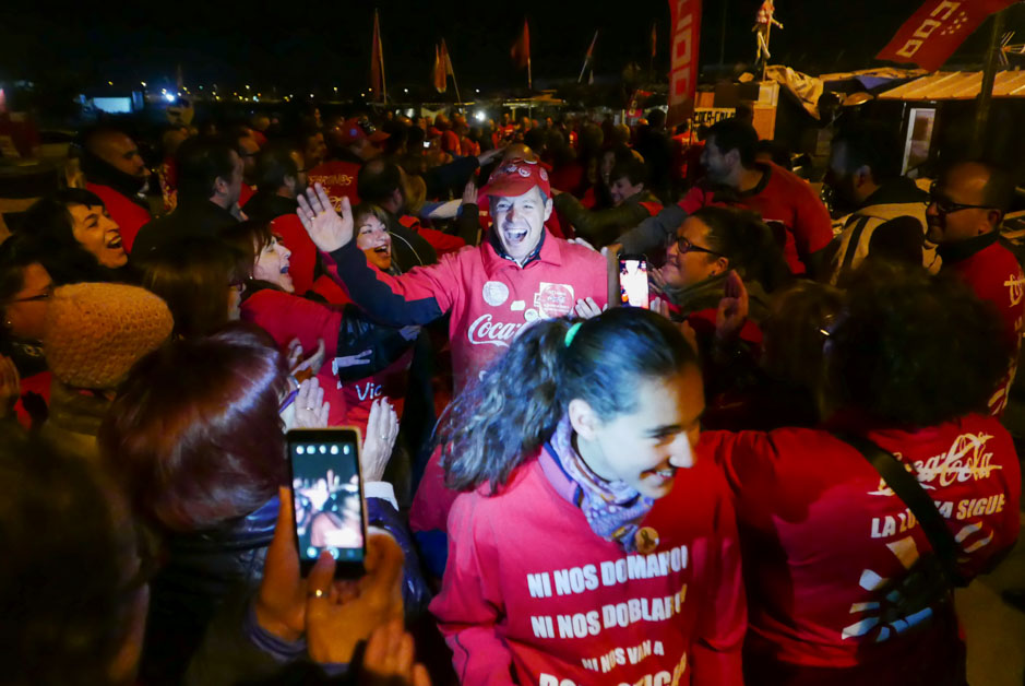 Los trabajadores de Coca Cola entran a trabajar en la fbrica tras ms de un ao de lucha