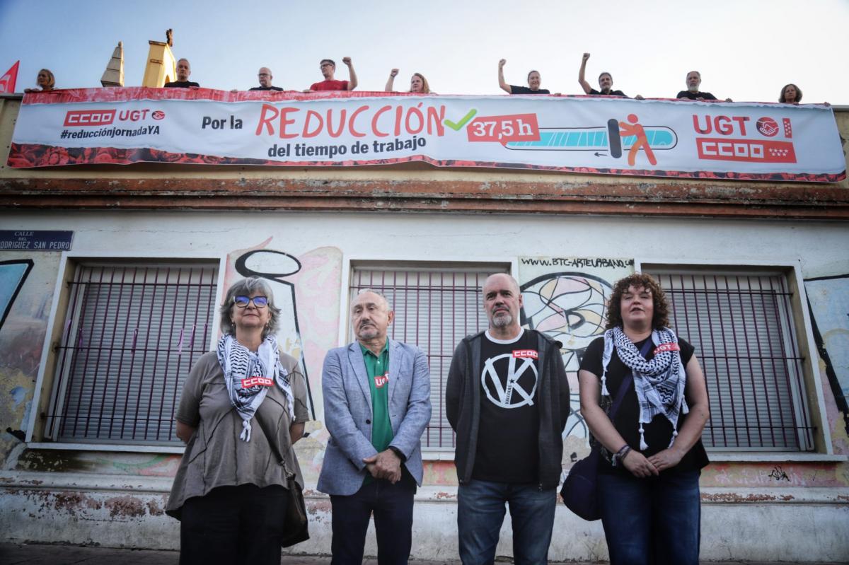 Paloma López, Pepe Álvarez, Unai Sordo y Susana Huertas ayer antes de iniciar el encierro para exigir el debate de la reducción de la jornada laboral