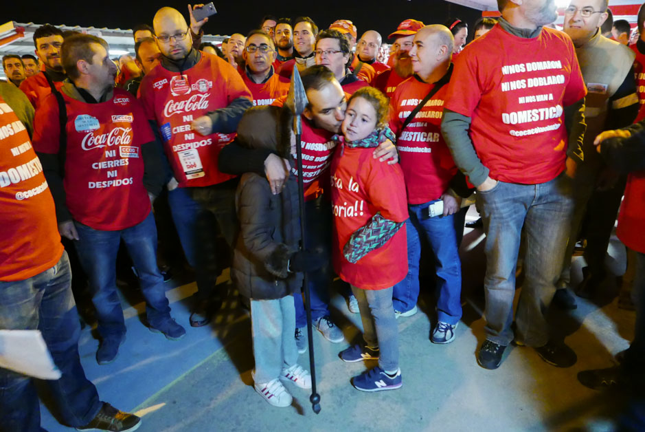 Los trabajadores de Coca Cola entran a trabajar en la fbrica tras ms de un ao de lucha