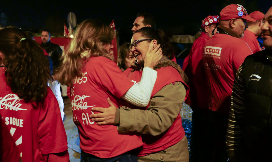 Los trabajadores de Coca Cola entran a trabajar en la fbrica tras ms de un ao de lucha