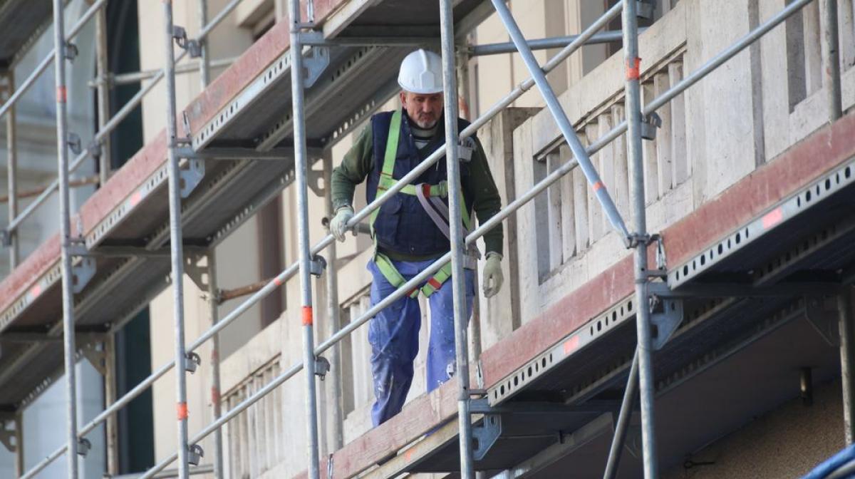 Obrero en un andamio en Madrid