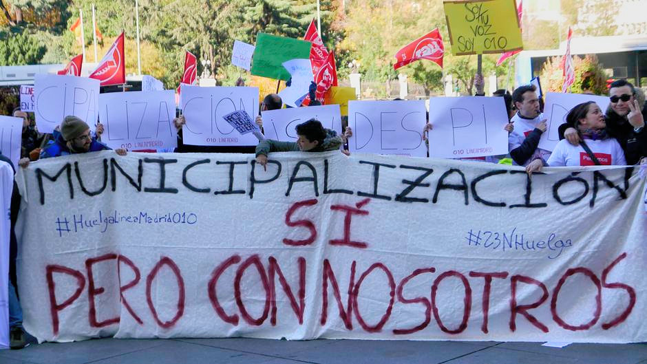 Concentracin de trabajadoras de Linea Madrid en Cibeles