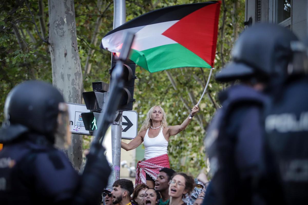 Protesta contra la participación de un equipo israelí en La Vuelta 2025 a su paso por Madrid