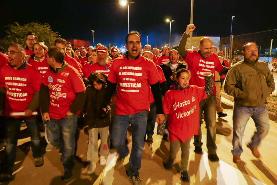 Los trabajadores de Coca Cola entran a trabajar en la fbrica tras ms de un ao de lucha