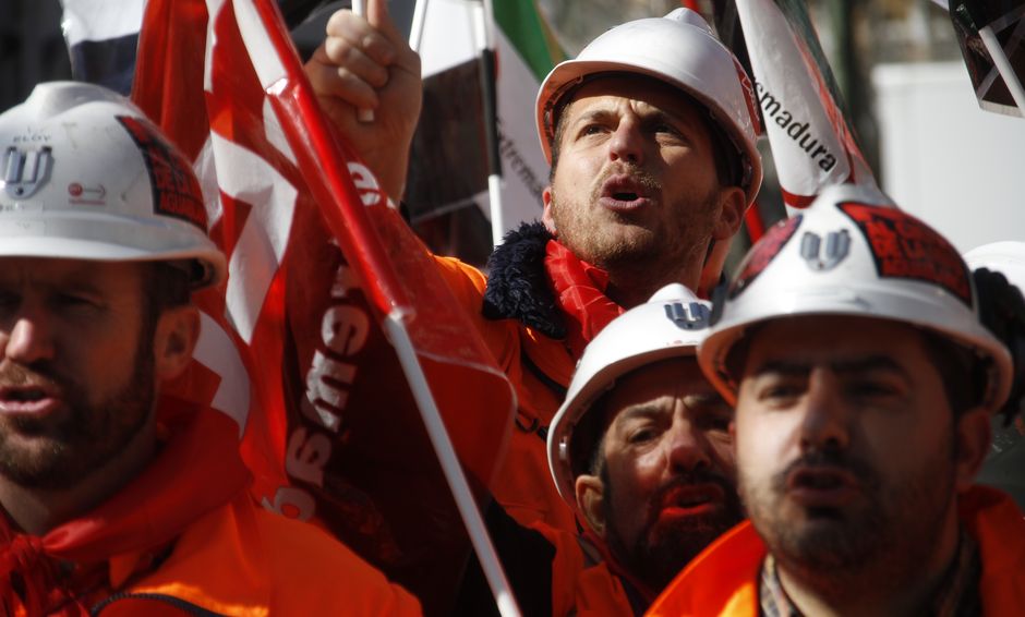 Manifestacion de mineros de Aguas Blancas frente al Ministerio de Industria en Madrid