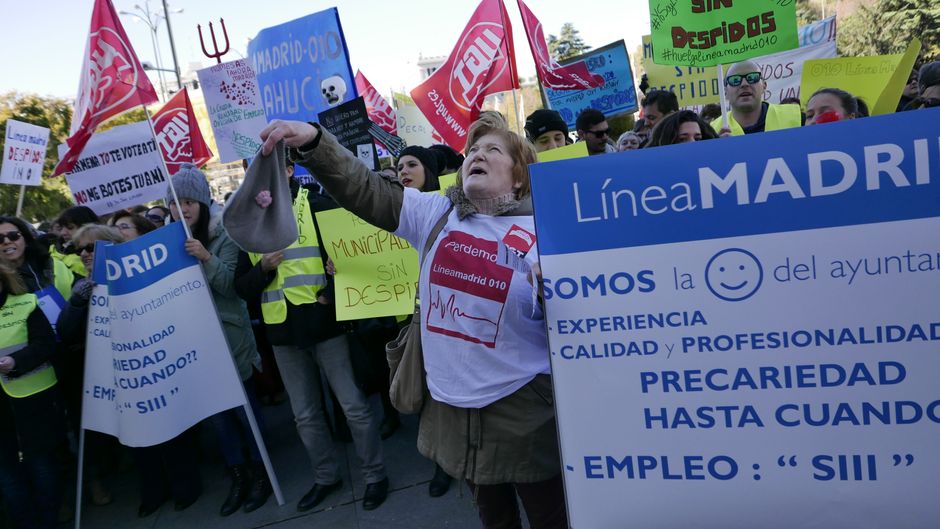 Concentracin de trabajadoras de Linea Madrid en Cibeles