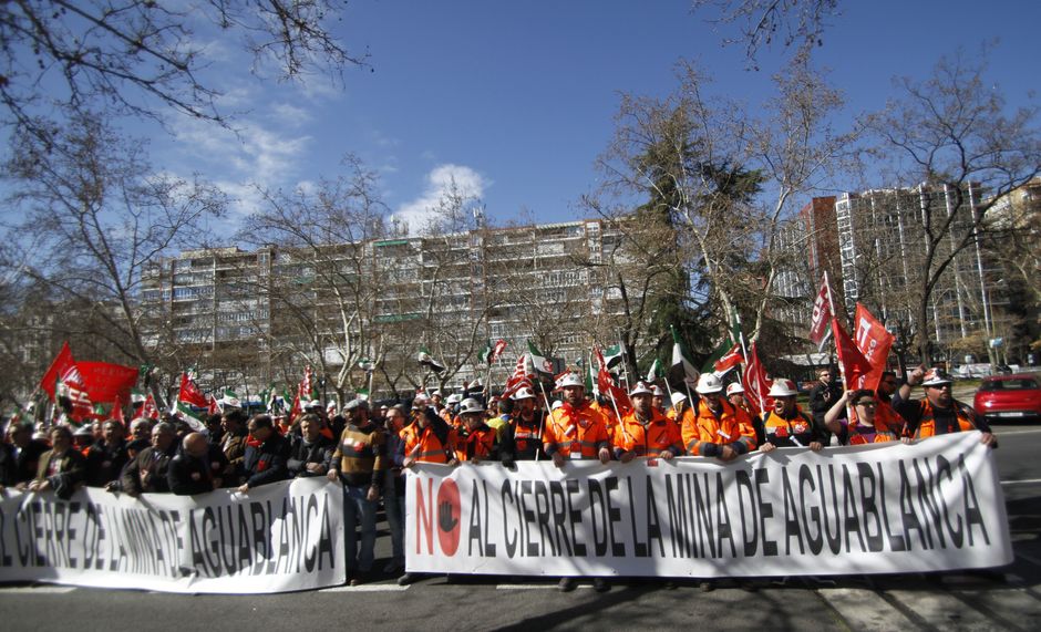 Manifestacion de mineros de Aguas Blancas frente al Ministerio de Industria en Madrid