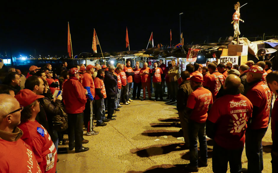 Los trabajadores de Coca Cola entran a trabajar en la fbrica tras ms de un ao de lucha