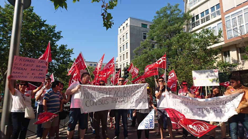 Huelga y protesta de auxiliares de servicios frente al Ayuntamiento en la Plaza de la Villa