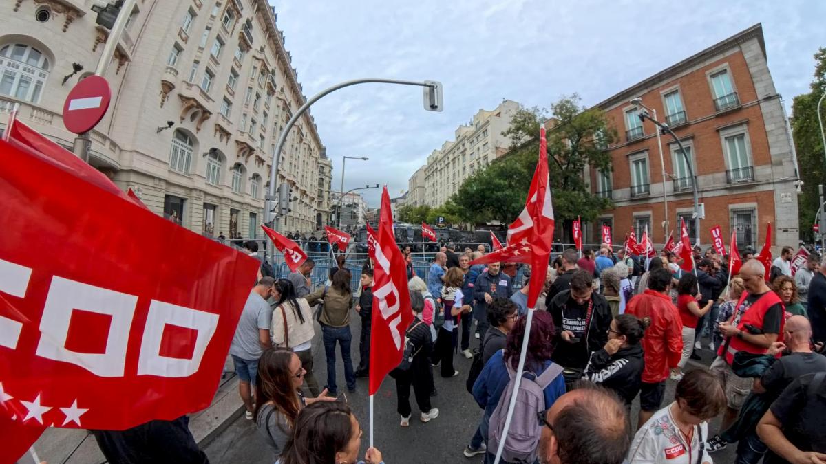Concentración en la Plaza de Neptuno en el momento de la votación de los decretos de vivienda