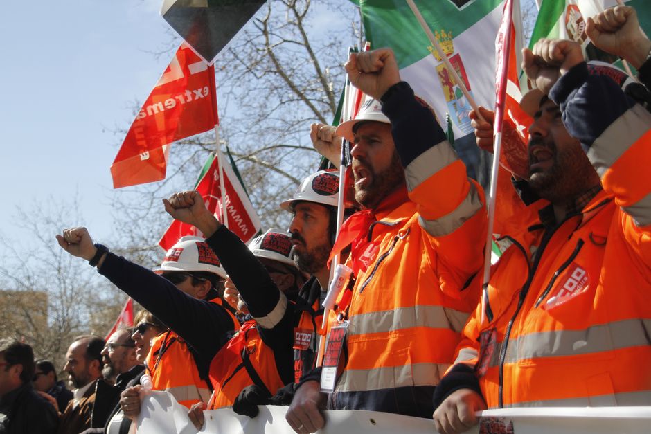 Manifestacion de mineros de Aguas Blancas frente al Ministerio de Industria en Madrid