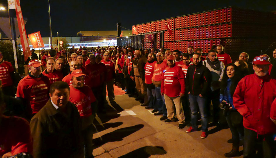 Los trabajadores de Coca Cola entran a trabajar en la fbrica tras ms de un ao de lucha