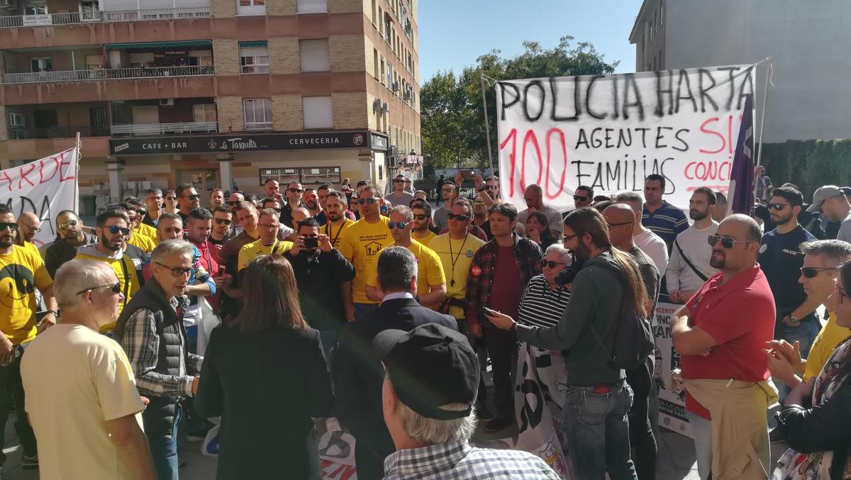 Concentracin de policas municipales en Mstoles