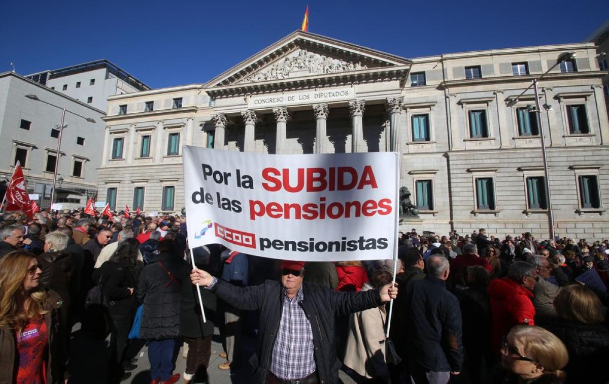 Centenares de personas se concentran ante el Congreso en defensa de sus pensiones