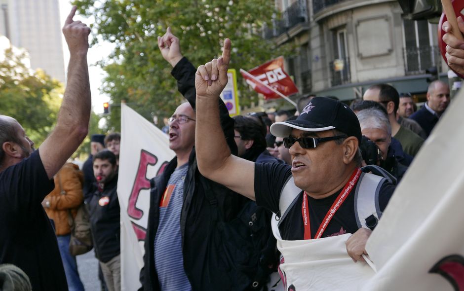 Concentracin en defensa de la EMT frente a la sede del PP en Madrid