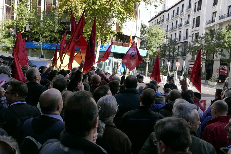 Concentracin en defensa de la EMT frente a la sede del PP en Madrid