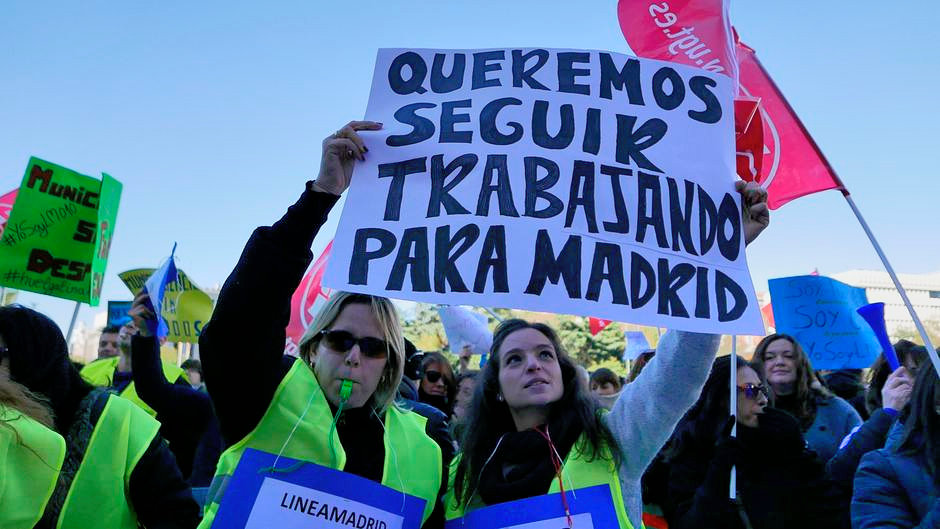 Concentracin de trabajadoras de Linea Madrid en Cibeles