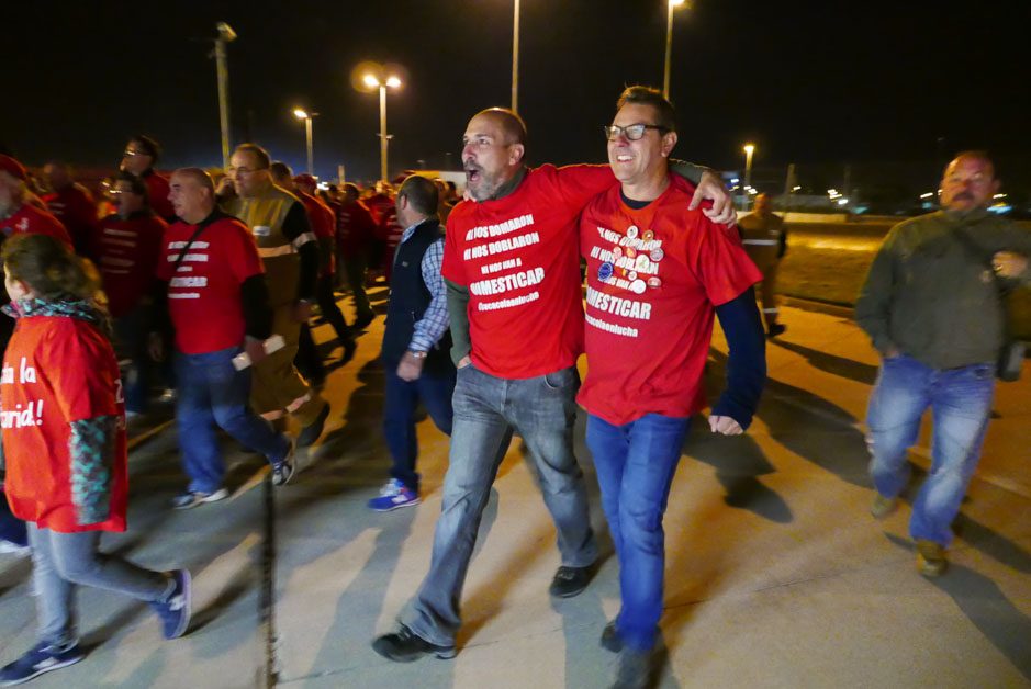 Los trabajadores de Coca Cola entran a trabajar en la fbrica tras ms de un ao de lucha