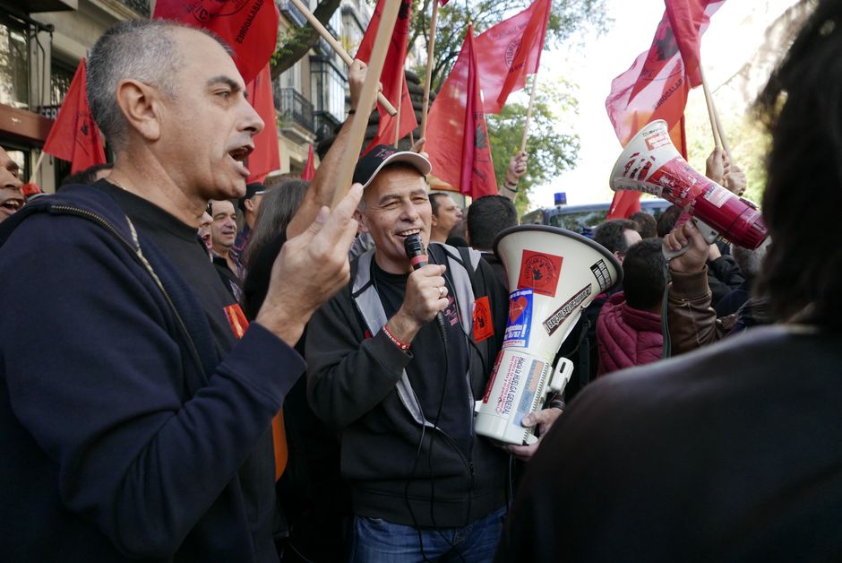 Concentracin en defensa de la EMT frente a la sede del PP en Madrid