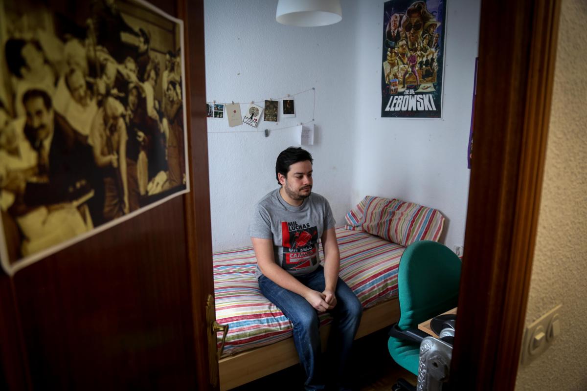 Un joven de 23 años en su habitación en un piso compartido en Madrid