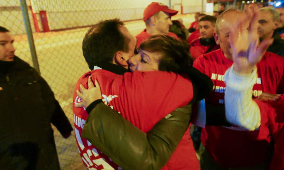 Los trabajadores de Coca Cola entran a trabajar en la fbrica tras ms de un ao de lucha