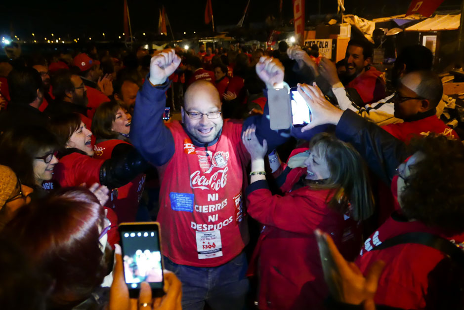 Los trabajadores de Coca Cola entran a trabajar en la fbrica tras ms de un ao de lucha