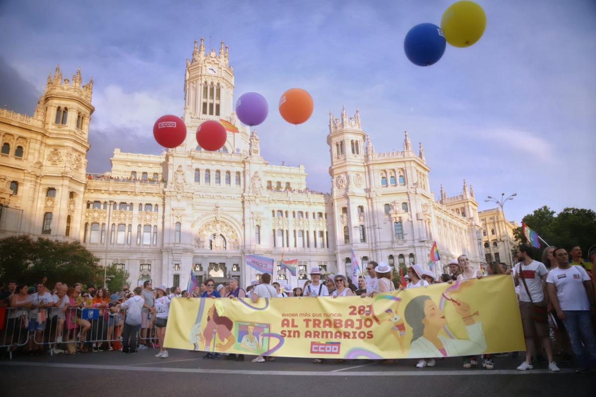 La pancarta de CCOO Madrid a su paso por el Ayuntamiento de Madrid en el MADO 2025
