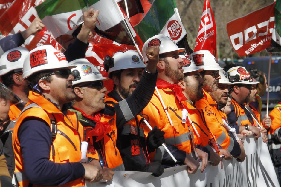 Manifestacion de mineros de Aguas Blancas frente al Ministerio de Industria en Madrid