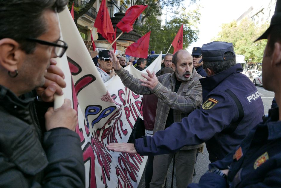 Concentracin en defensa de la EMT frente a la sede del PP en Madrid