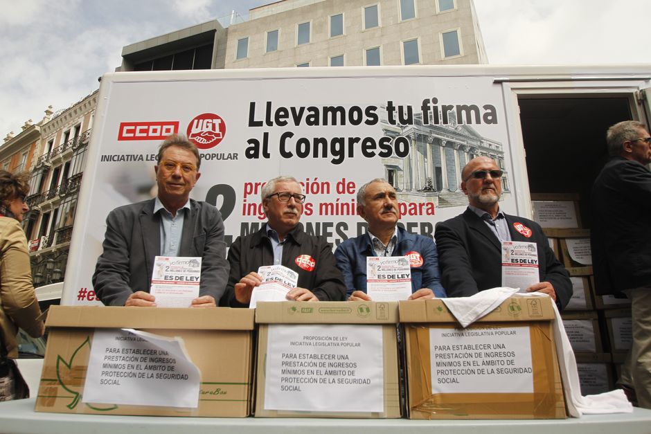 Presentacin de la ILP por una prestacin mnima en el Congreso Diputados