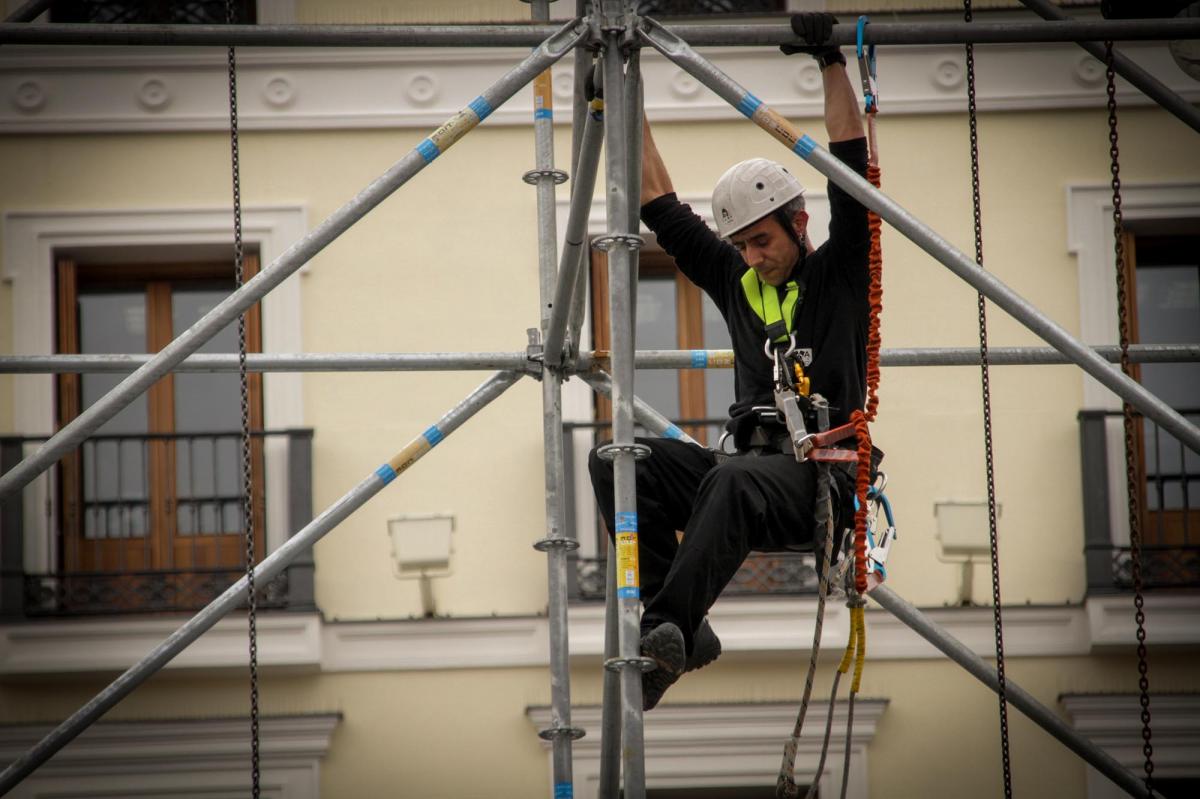 Un trabajador en un andamio en Madrid